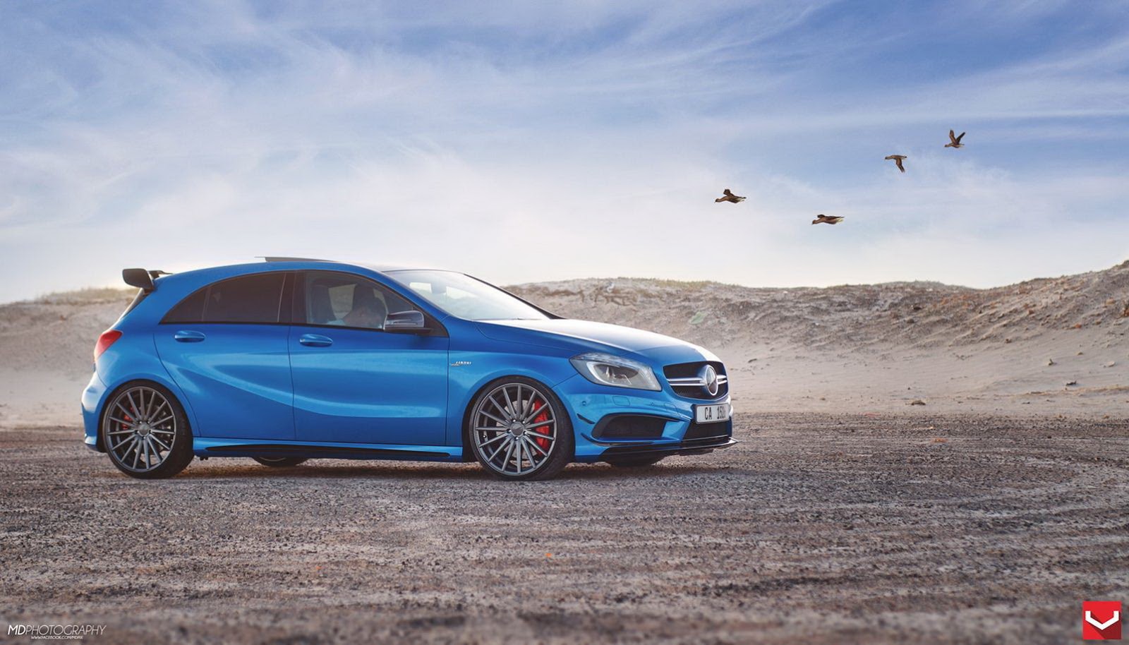 Потрясающий синий Mercedes-Benz A45 AMG